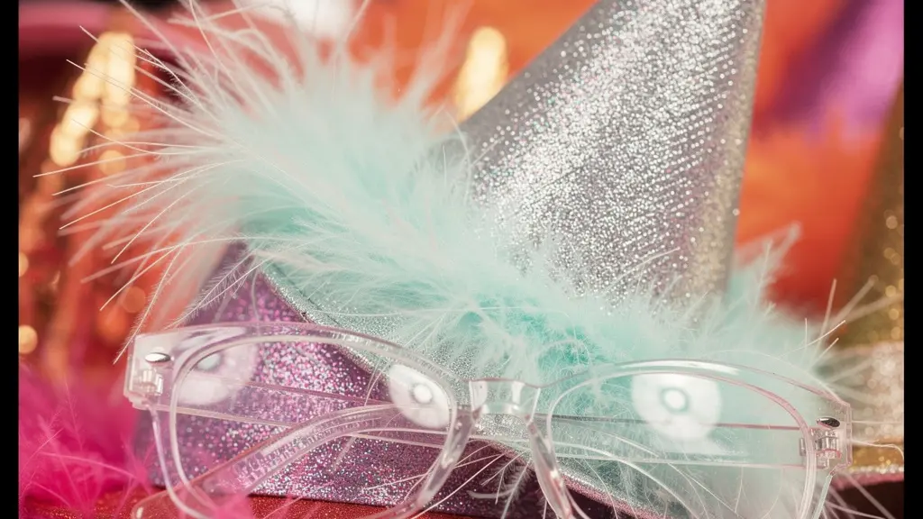 Arrangement artistique d'accessoires festifs colorés sur une table élégante