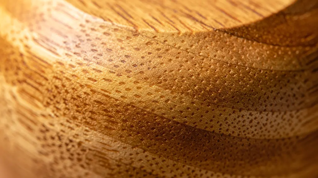 Détail en gros plan d'un objet cadeau artisanal en bois, montrant la texture naturelle et la qualité de la fabrication.