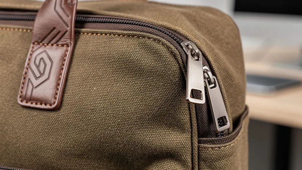 Sac publicitaire élégant avec compartiments fonctionnels posé dans un environnement professionnel moderne