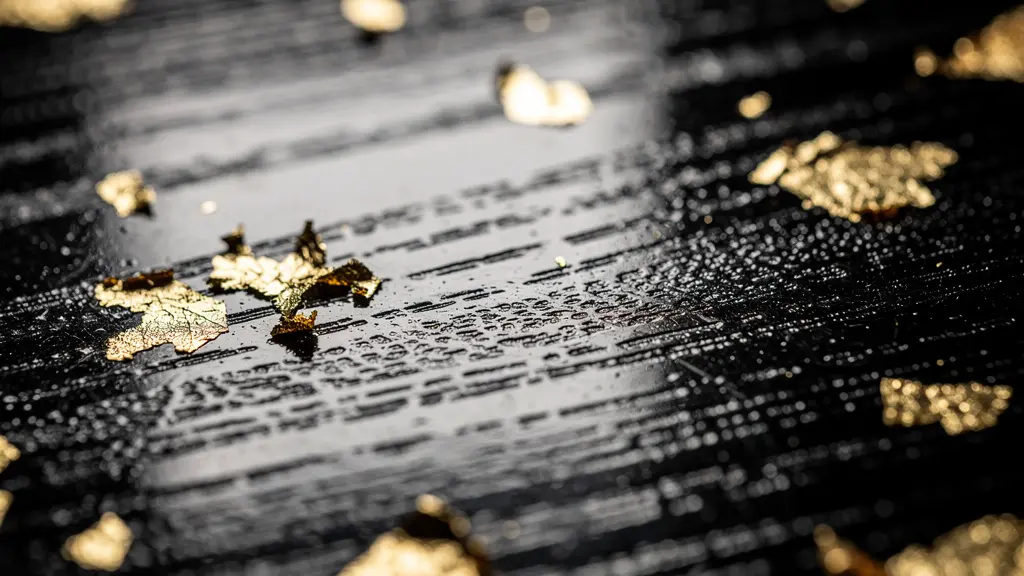 Gros plan sur une surface de bois laqué noir avec reflets dorés, montrant la texture et la profondeur du matériau